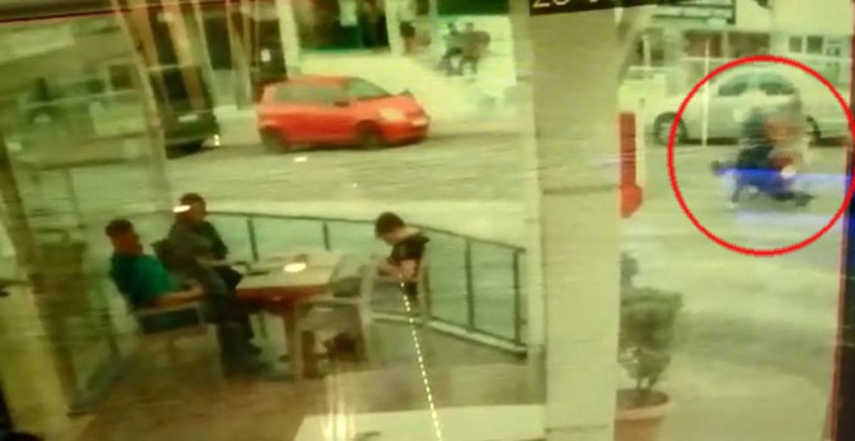 Denizli'de motosikletin yayaya &ccedil;arptığı anlar g&uuml;venlik kamerasında