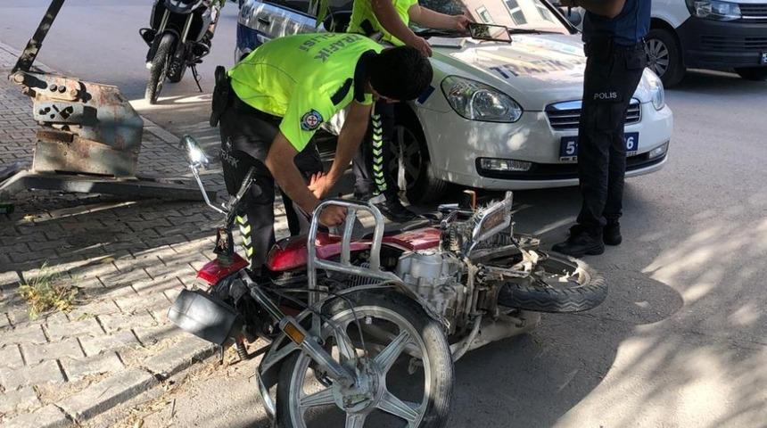 Otomobilin &ccedil;arptığı motosiklet s&uuml;r&uuml;c&uuml;s&uuml; yaralandı