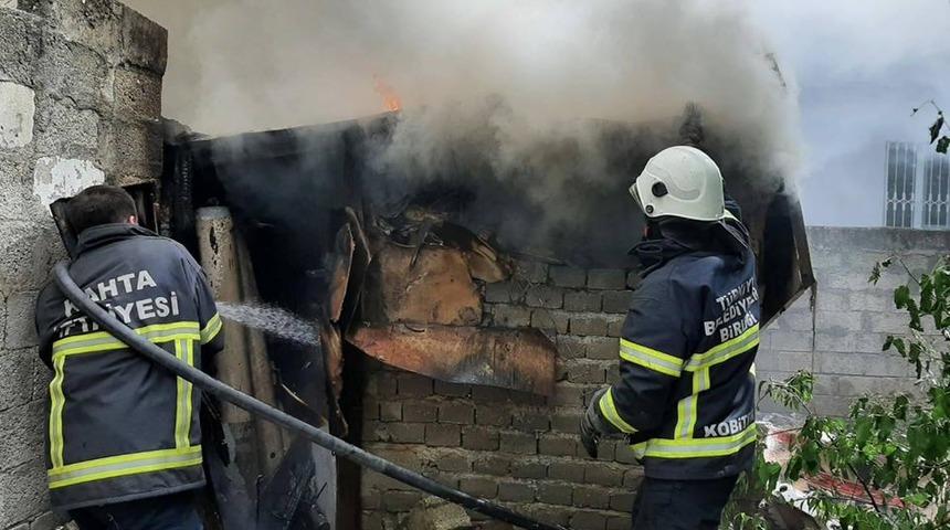 Odunlukta çıkan yangın korkuttu