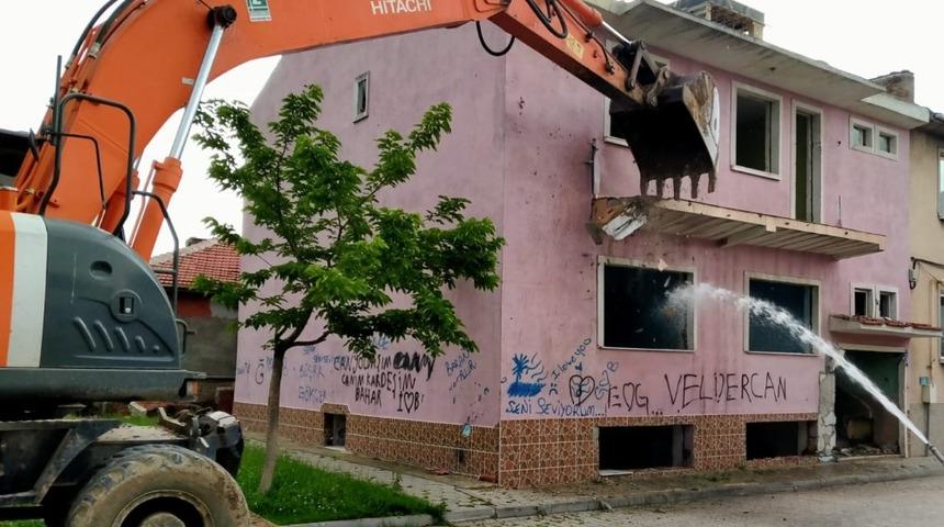 Tepebaşı&rsquo;nda metruk ve riskli binalar tek tek yıkılıyor