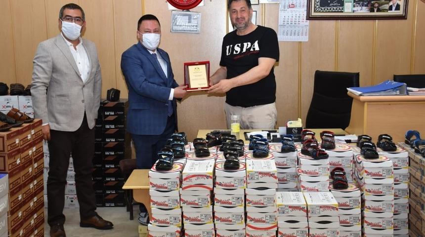 Başkan Beyoğlu’ndan örnek esnafa teşekkür plaketi