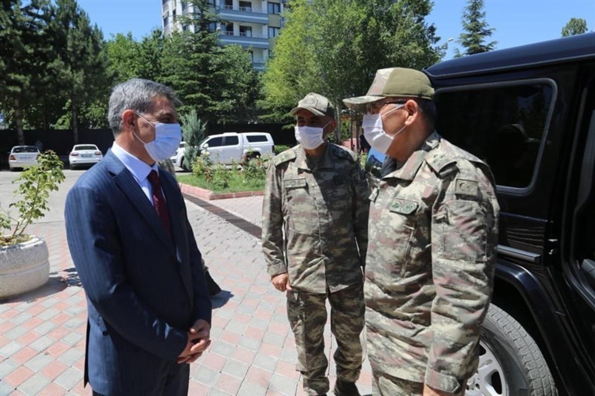 Komutanlardan Vali &Ouml;zkan&rsquo;a ziyaret