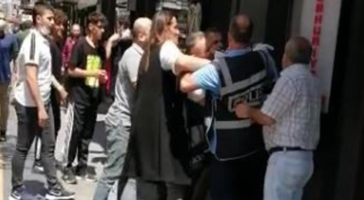 Samsun&rsquo;da &rsquo;maske takın&rsquo; diye uyaran polise bı&ccedil;aklı saldırı girişimi