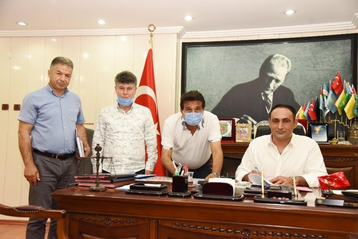 Başkan Yılmaz, personeline zam s&uuml;rprizi yaptı; y&uuml;zde 10&rsquo;luk artışı y&uuml;zde 15&rsquo;e &ccedil;ıkardı