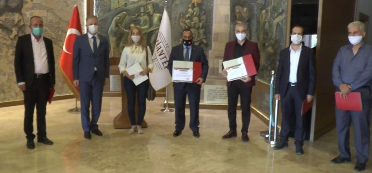 Salgın s&uuml;recinde g&ouml;n&uuml;ll&uuml; g&ouml;rev alan Suriyeli doktorlara plaket verildi