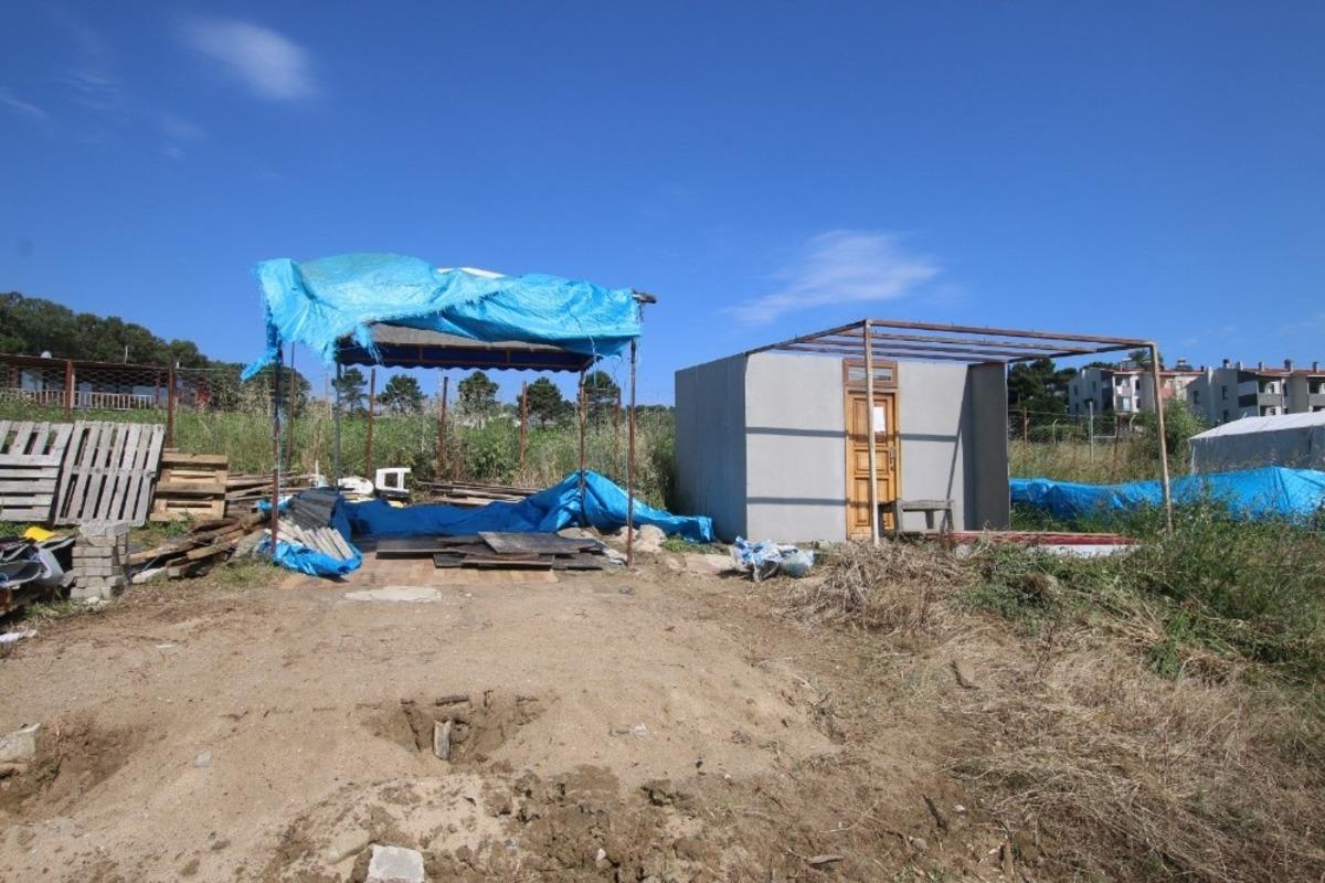 Sahil şeridi boyunca kurulan yapılar kaldırılıyor