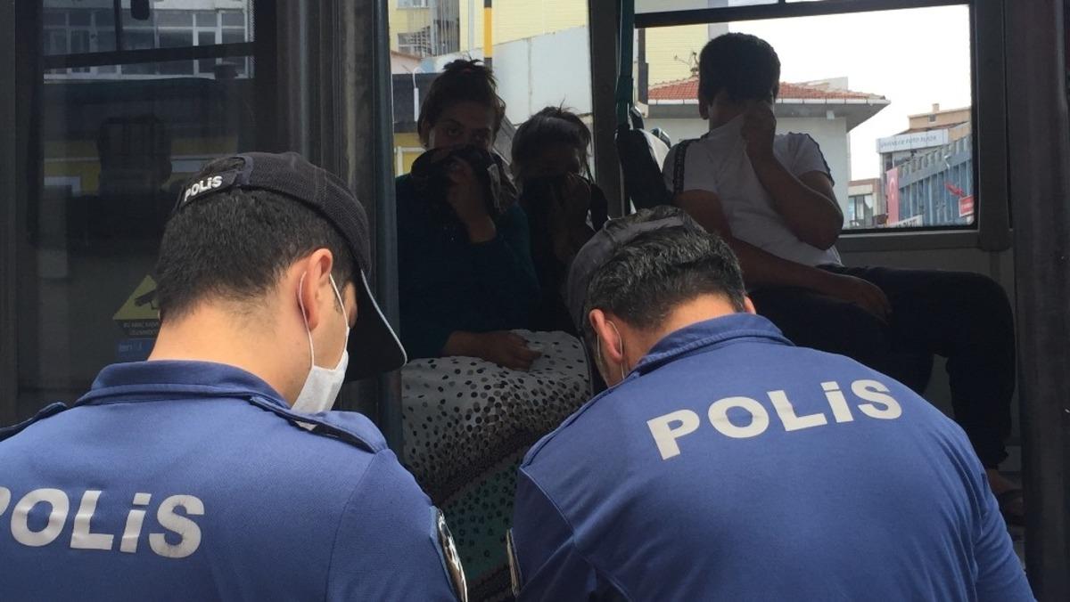 Maskesiz bindikleri minib&uuml;ste polisi g&ouml;r&uuml;nce y&uuml;zlerini gizlediler, cezadan ka&ccedil;amadılar