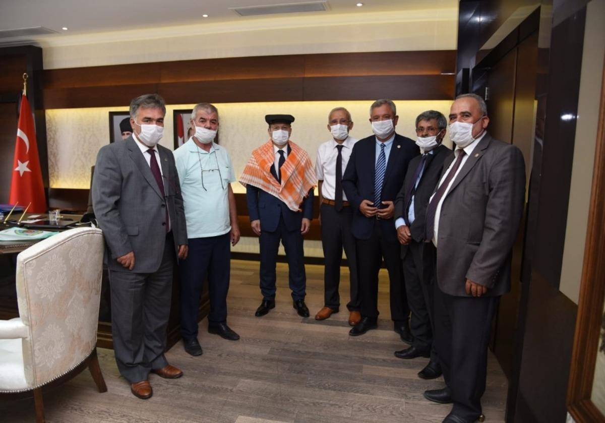 Aydın Valisi H&uuml;seyin Aksoy poşusunu taktı