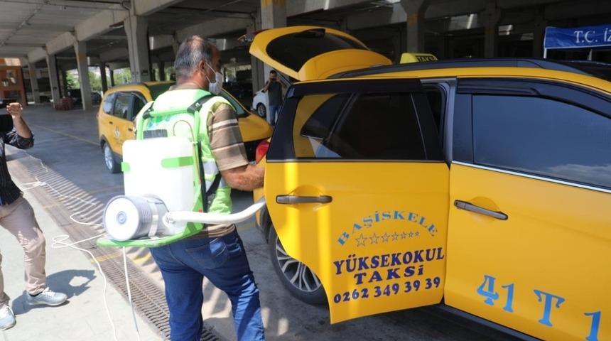 İzmit’te taksilerin dezenfekte işlemleri sürüyor