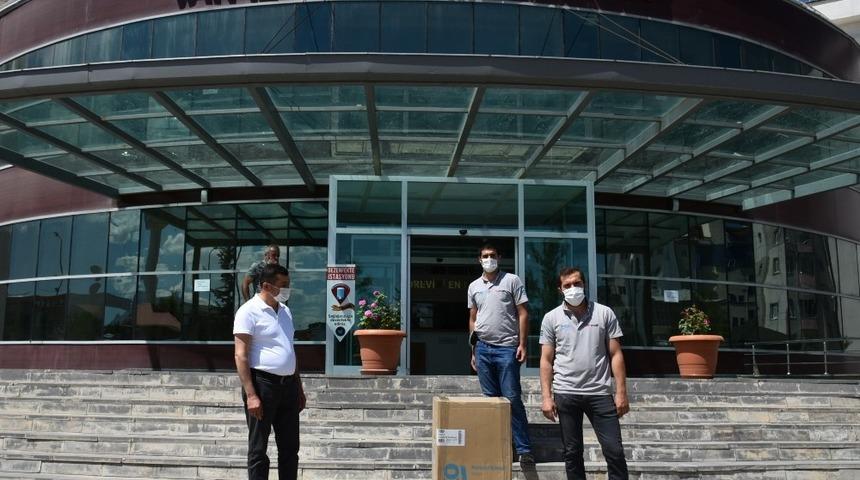 Vanlı iş adamı, İl Sağlık Müdürlüğüne 2 adet portatif klima hibe etti