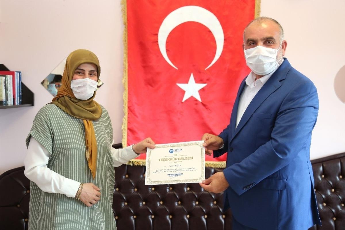 Maske &uuml;reten g&ouml;n&uuml;ll&uuml; personele ve usta &ouml;ğreticilere teşekk&uuml;r belgesi