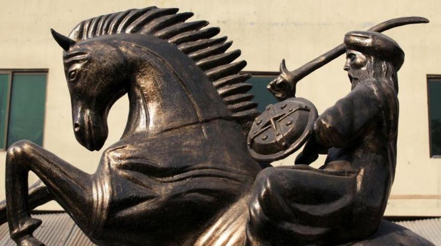 Pakistan&rsquo;da Ertuğrul Gazi&rsquo;nin iki heykeli birden dikildi