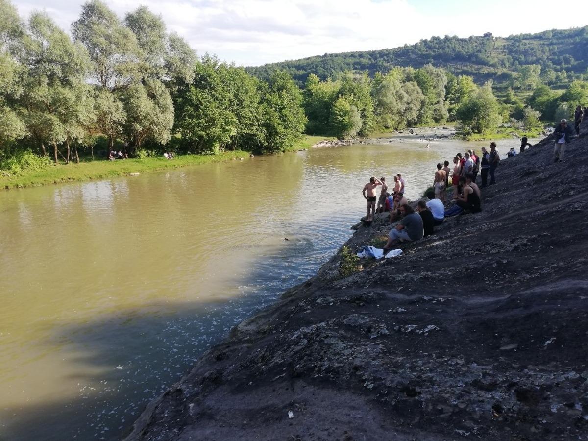 14 yaşındaki &ccedil;ocuk derede kayboldu! Anne ve babası fenalaştı, dedesi kalp krizi ge&ccedil;irdi