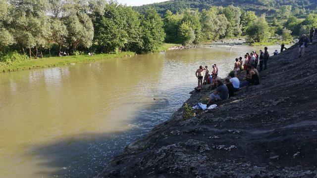 14 yaşındaki çocuk derede kayboldu! Anne ve babası fenalaştı, dedesi kalp krizi geçirdi