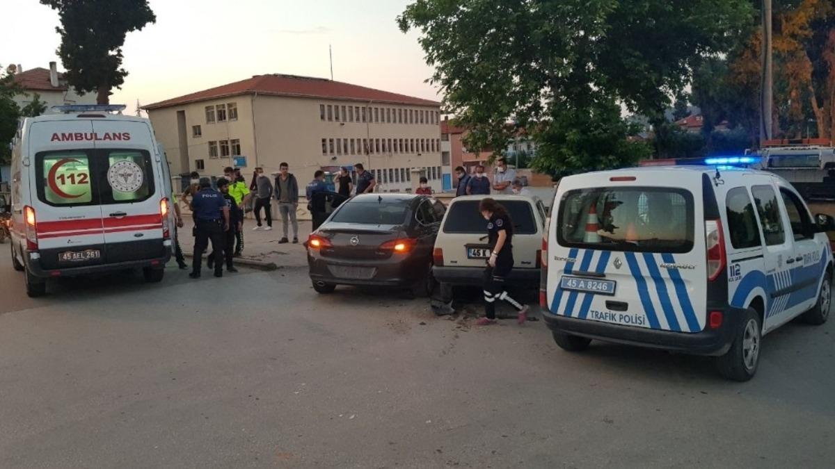 İki otomobil kafa kafaya &ccedil;arpıştı, s&uuml;r&uuml;c&uuml;ler yaralandı