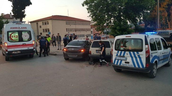 İki otomobil kafa kafaya çarpıştı, sürücüler yaralandı G1