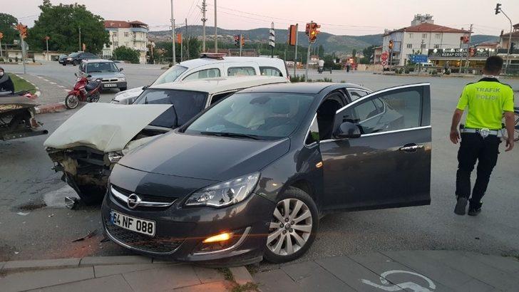 İki otomobil kafa kafaya çarpıştı, sürücüler yaralandı G2