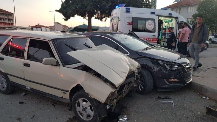 İki otomobil kafa kafaya çarpıştı, sürücüler yaralandı G4