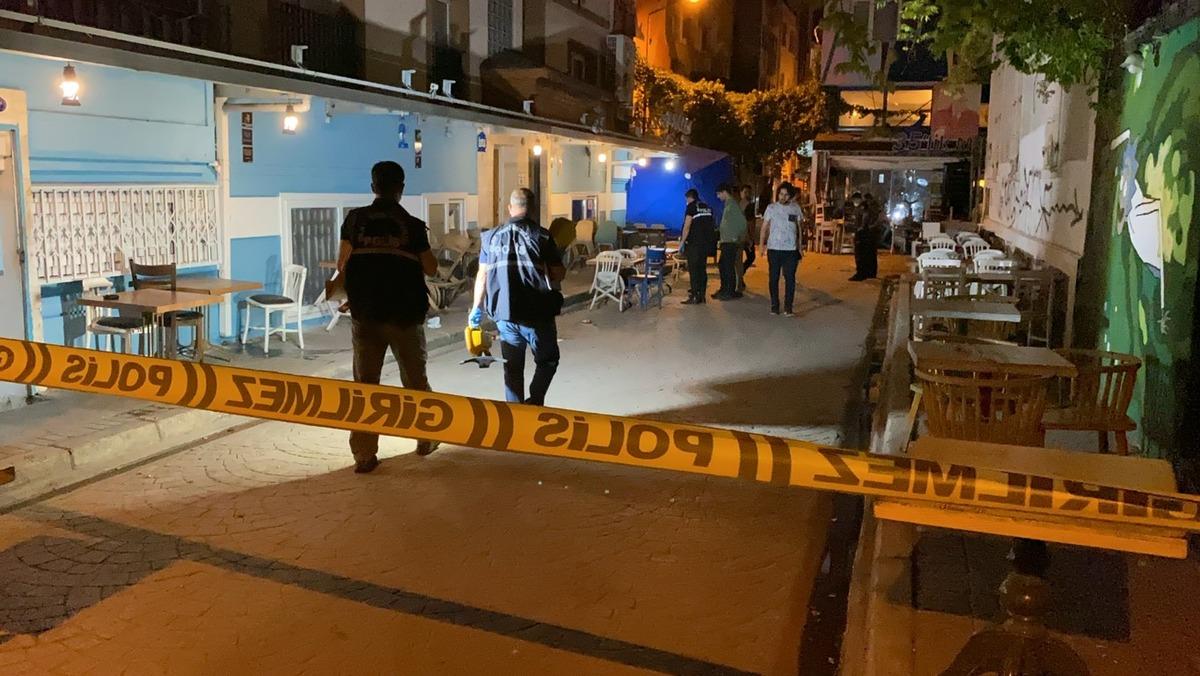 İzmir'de eğlence mekanı &ouml;n&uuml;nde silahlı kavga