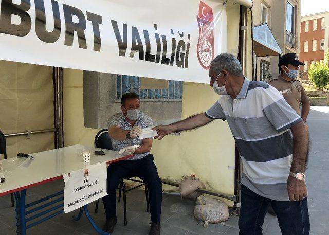 Bayburt Valiliğinden vatandaşlara ücretsiz maske