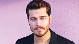 Çağatay Ulusoy'un son hali olay! Duygu Sarışın'ı öpücüklere boğdu! 