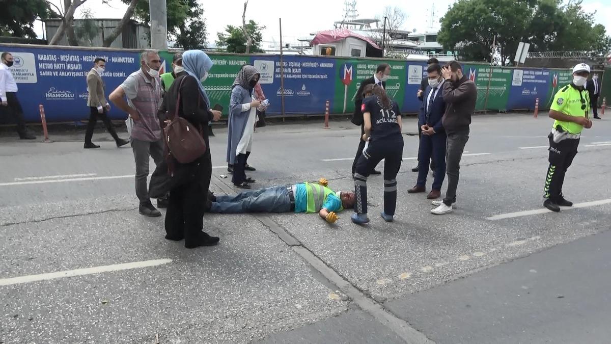 Beyoğlu'nda &ccedil;&ouml;p kamyonundan d&uuml;şen iş&ccedil;i yaralandı