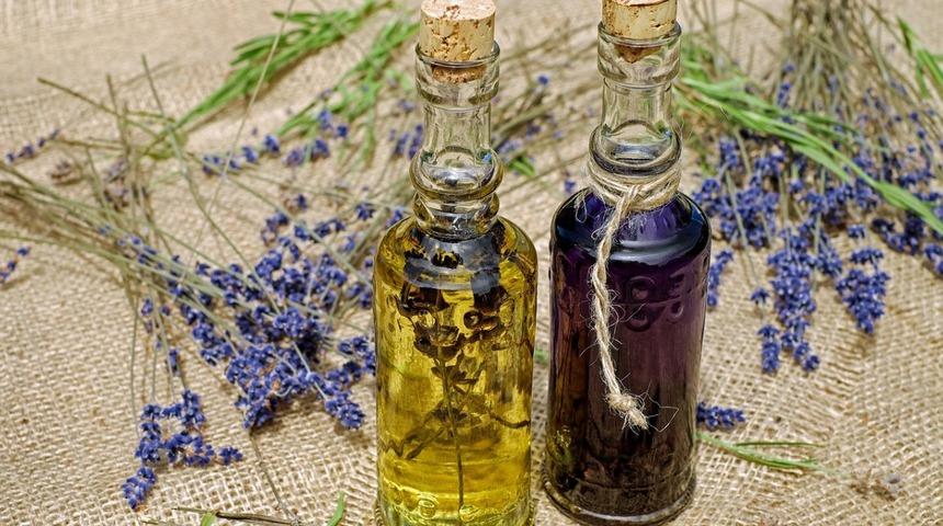 Bu doğal yağlar sayesinde sivilcelerden kurtulacaksınız! Çay ağacı, kuşburnu…