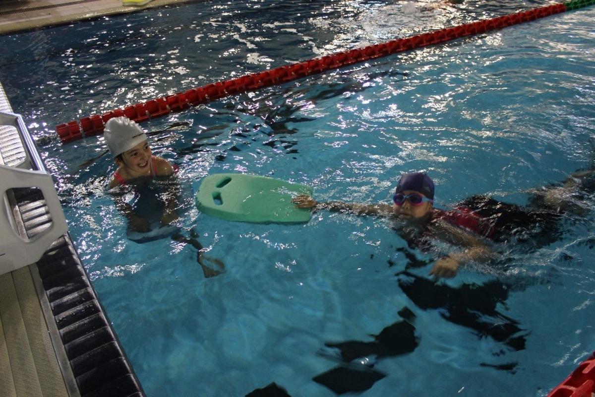 Y&uuml;zme sporcuları havuza indi