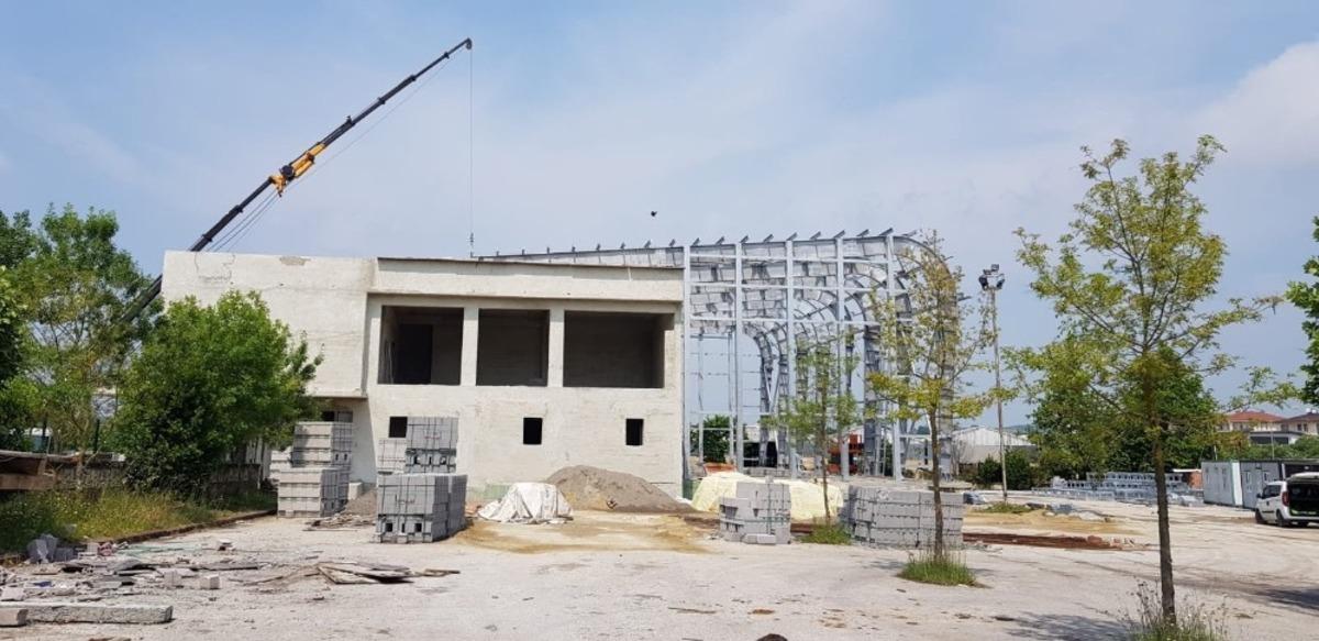 Kandıra y&uuml;zme havuzunun &ccedil;elik montajı yapılıyor