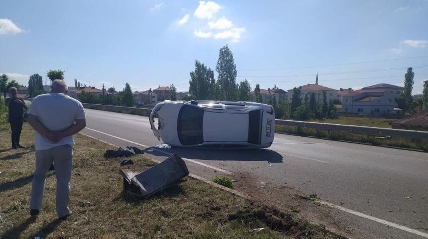 Yeni aldığı otomobiliyle ilk g&uuml;n kaza yaptı