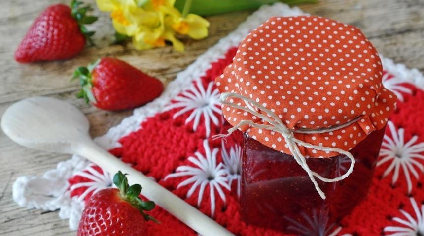 Kahvaltı sofrasını renklendiren çilek reçelini evde kolayca yapabilirsiniz! İşte tarifi...