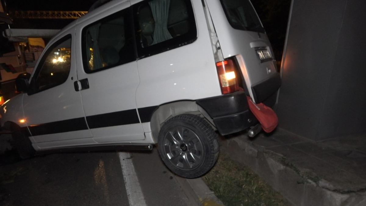 Kaza yapan s&uuml;r&uuml;c&uuml; aracını bırakarak kayıplara karıştı