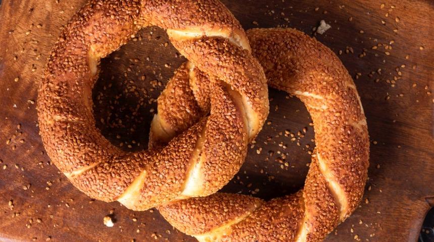 Evde tam &ouml;l&ccedil;&uuml;s&uuml;nde pastane simidi yapmak &ccedil;ok kolay! Ustası tarifini a&ccedil;ıkladı...