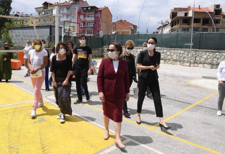 Vali Funda Kocabıyık’tan hayvanseverlere mama desteği G5