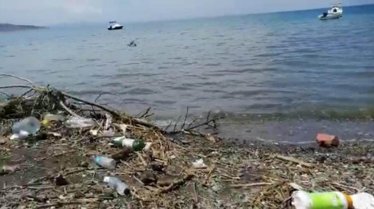 Erdek&rsquo;te yağmurdan sonra sahilde kirlilik oluştu