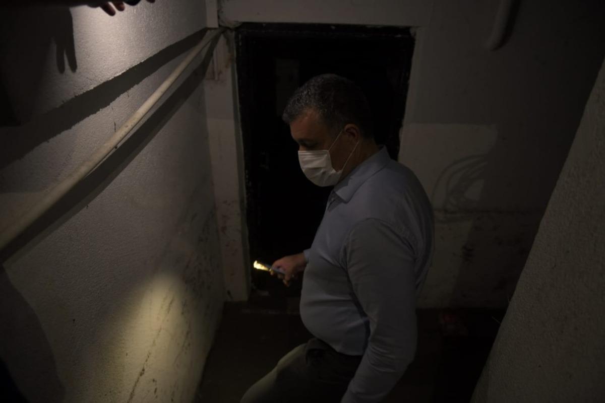 Başkan Bozkurt su basan bodrum katlarını inceledi