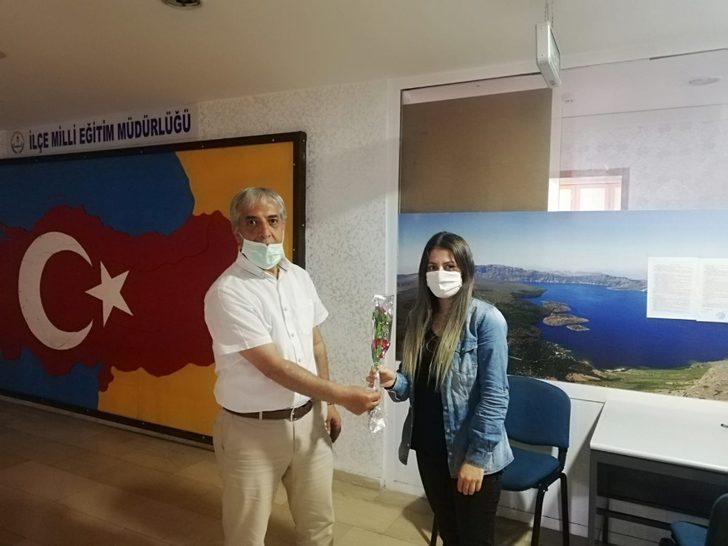 Ahlat’a atanan öğretmenler güllerle karşılandı G3