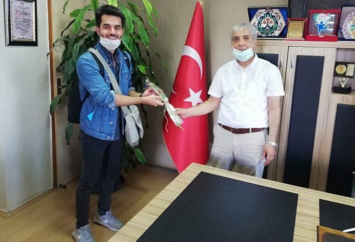 Ahlat’a atanan öğretmenler güllerle karşılandı G5