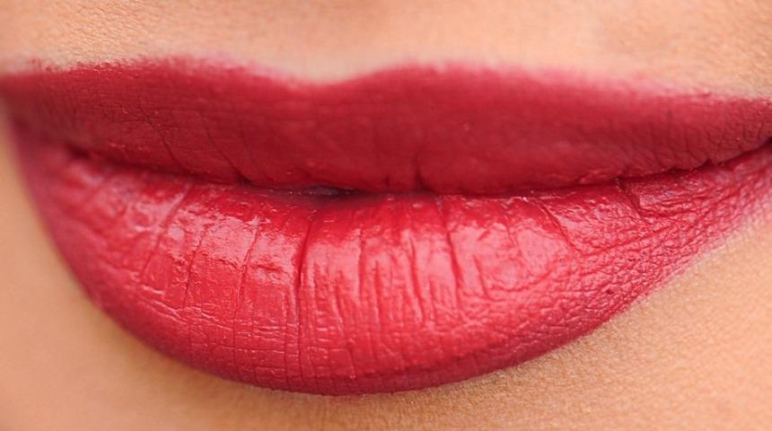 4 adımda kusursuz dudaklara ulaşabilirsiniz! Ev yapımı peeling ile...