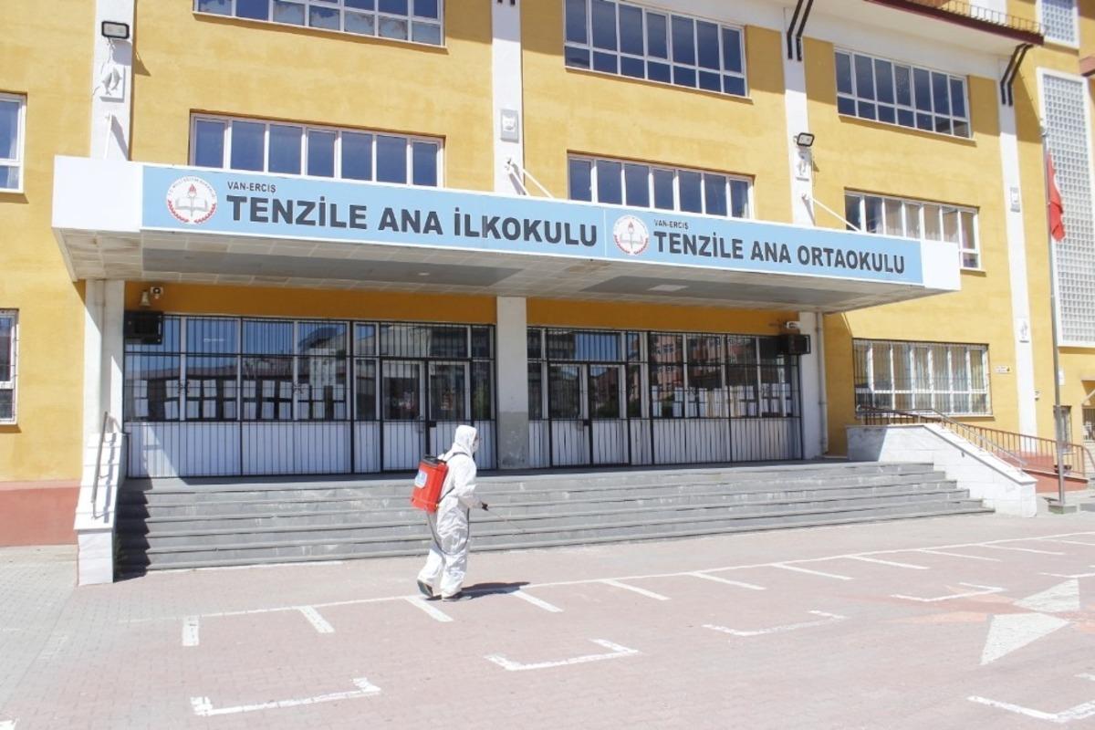Erciş Belediyesi YKS &ouml;ncesi okulları dezenfekte etti