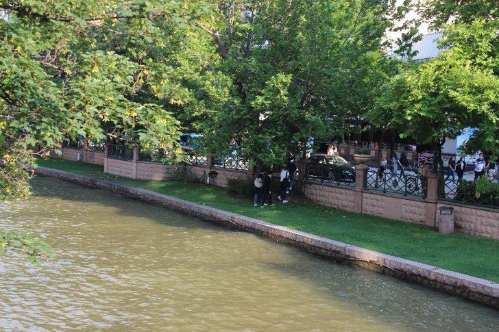 Porsuk kenarlarında güzel havanın tadını çıkarmak istediler ama G4