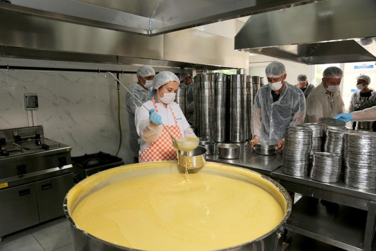 K&uuml;&ccedil;&uuml;k&ccedil;ekmece&rsquo;de her g&uuml;n 450 ailenin sofrasına sıcak yemek