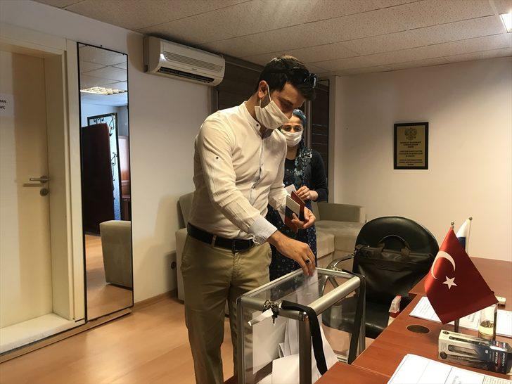 Ege'de yaşayan Ruslar ülkelerindeki anayasa değişikliği referandumu için oy verdi G1