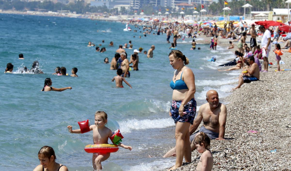 Antalya'da sıcak havada bunalan denize koştu, mesafe unutuldu