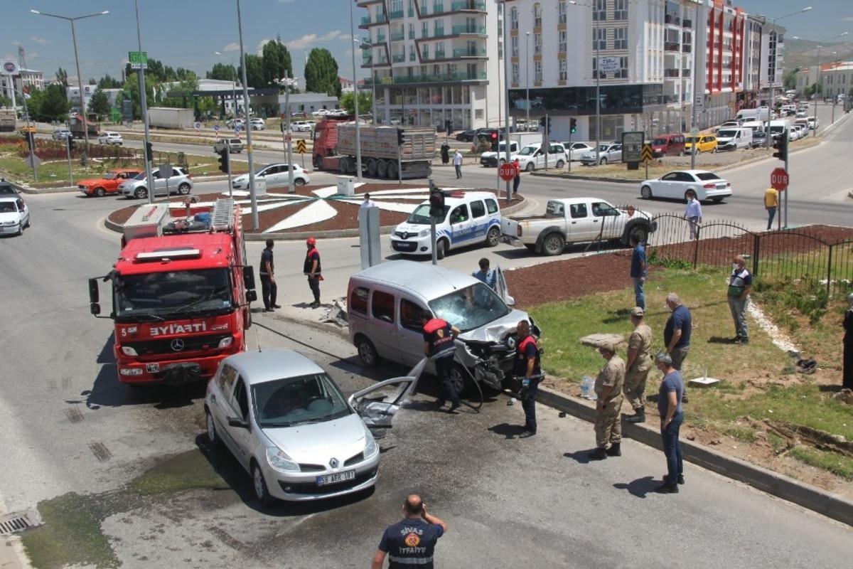 Kırmızı ışık ihlali kazaya neden oldu