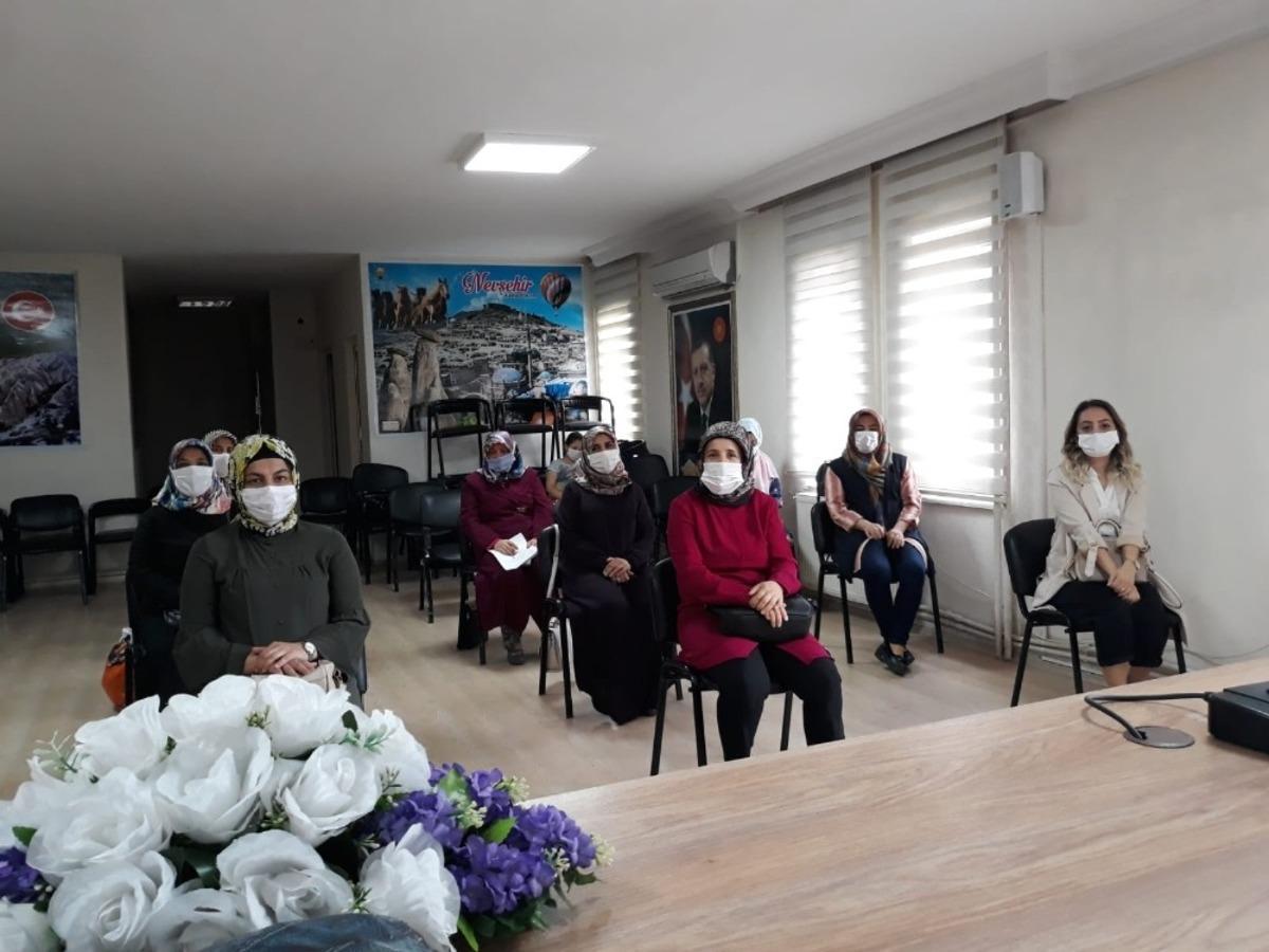 AK Parti&rsquo;li kadınlardan sokak hayvanlarına su ve mama