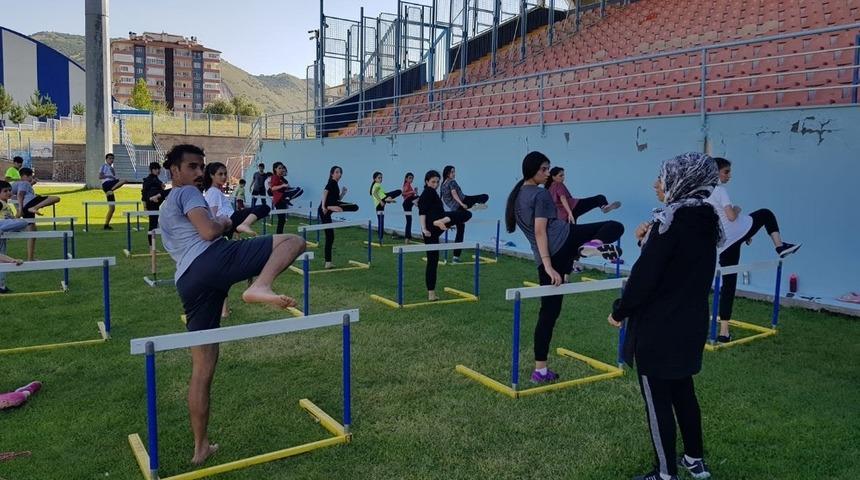 Taekwondocular a&ccedil;ık havada &ccedil;alıştı