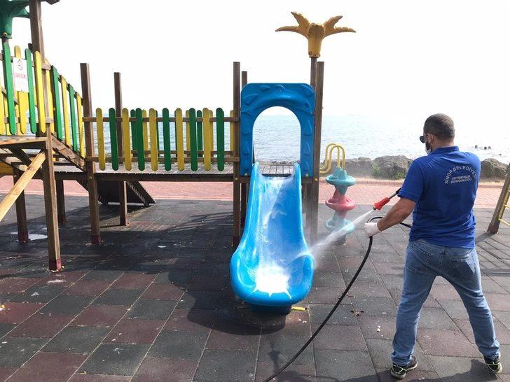 Çocuk oyun parkları dezenfekte edildi G3