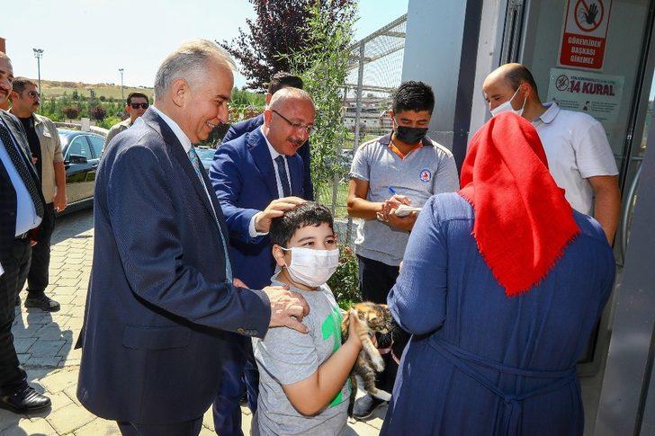 Vali Atik, sokak hayvanlarını sahiplenme çağrısında bulundu G4