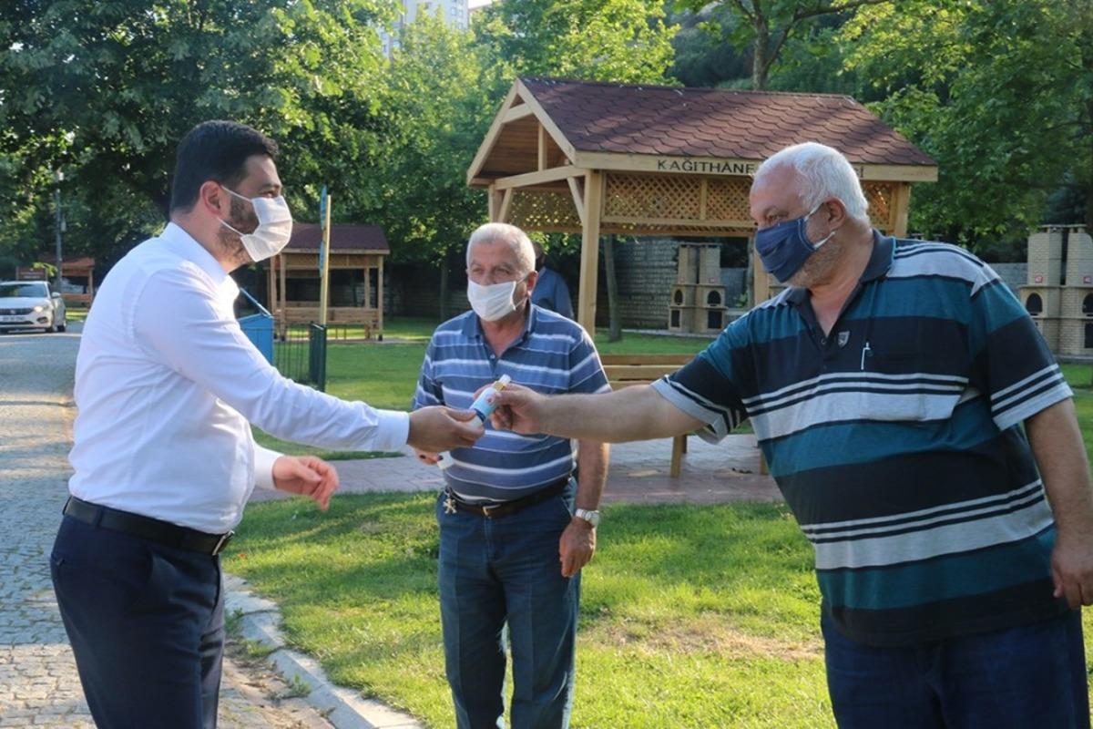 Kağıthane&lsquo;de 2 milyona yakın maske ve kolonya &uuml;cretsiz dağıtıldı